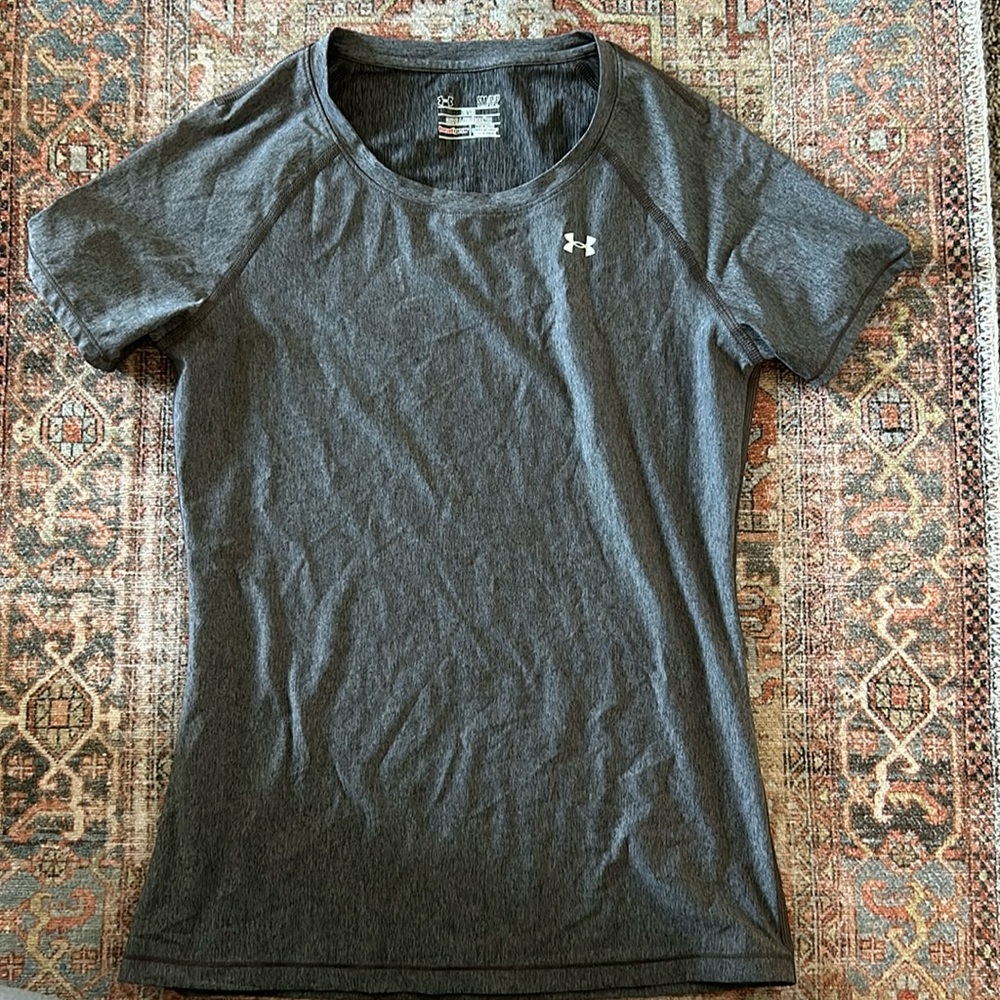 Woman’s fitted athletic shirt